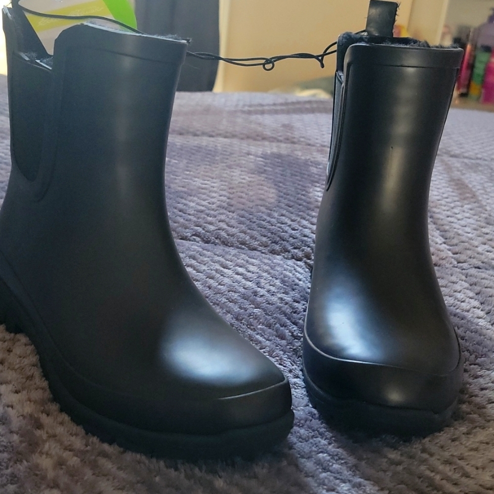 Black EddieBauer rainbows Size 7  Women's